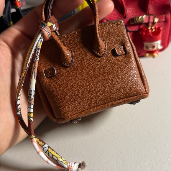 Black Mini Handbag with Pop Mart mini figure - Picture 4 of 6